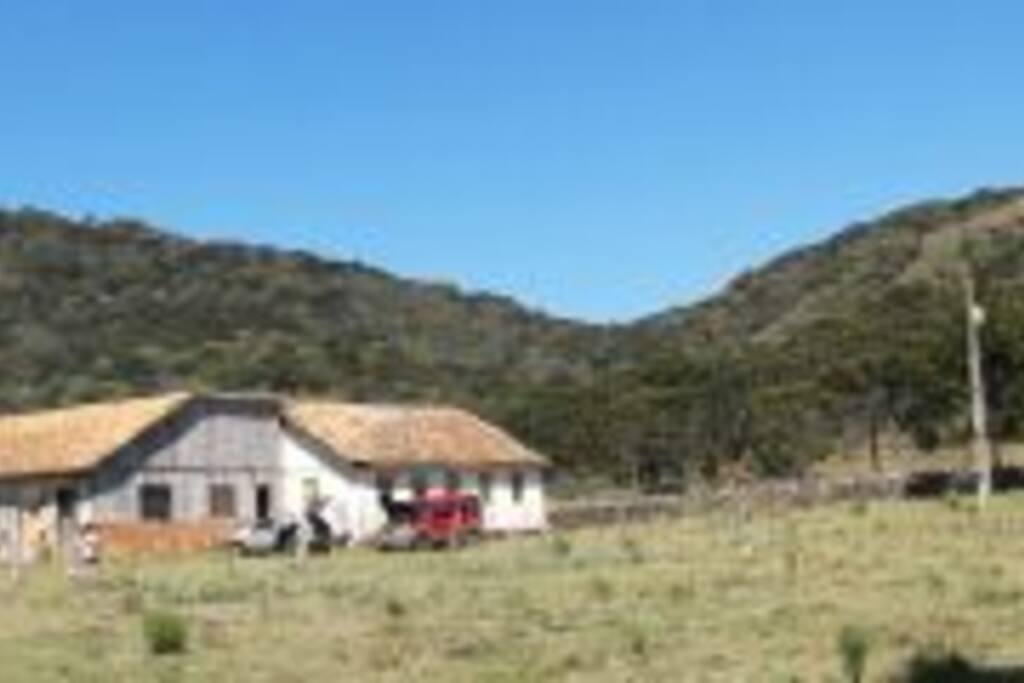 Campo cercado dentro da área da casa.