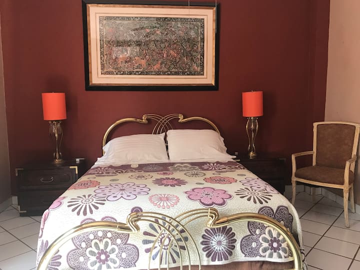 Letto queen-size  con vista sulla strada laterale anteriore 