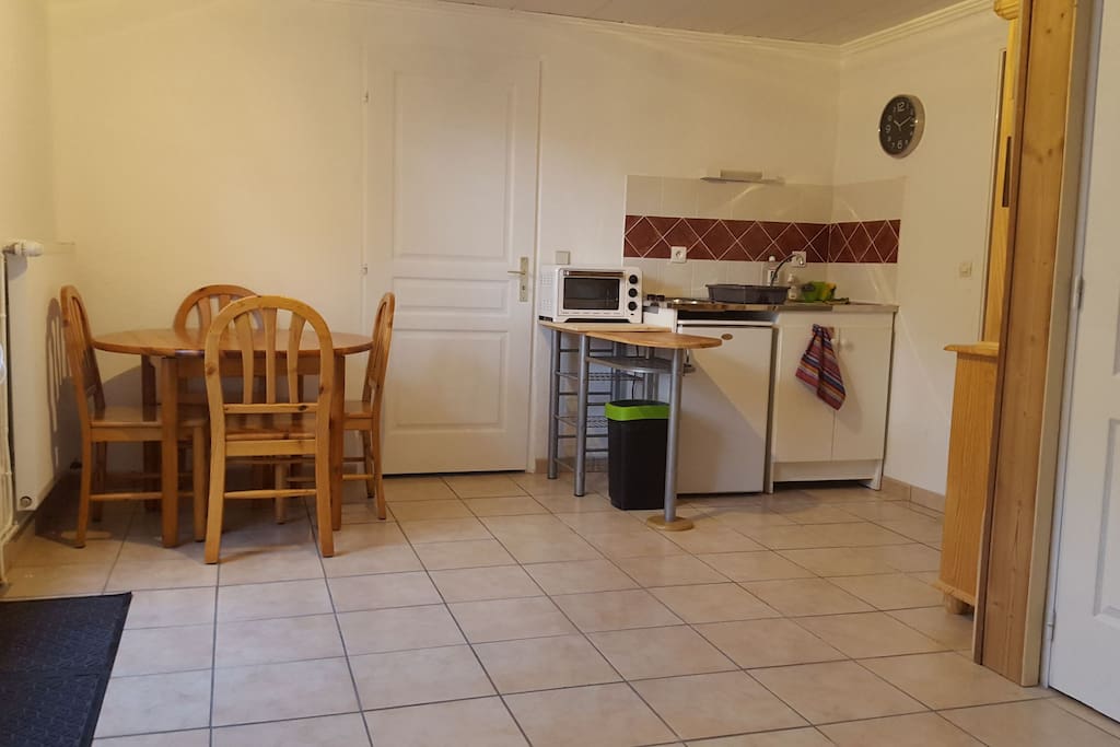 salle à manger et coin cuisine