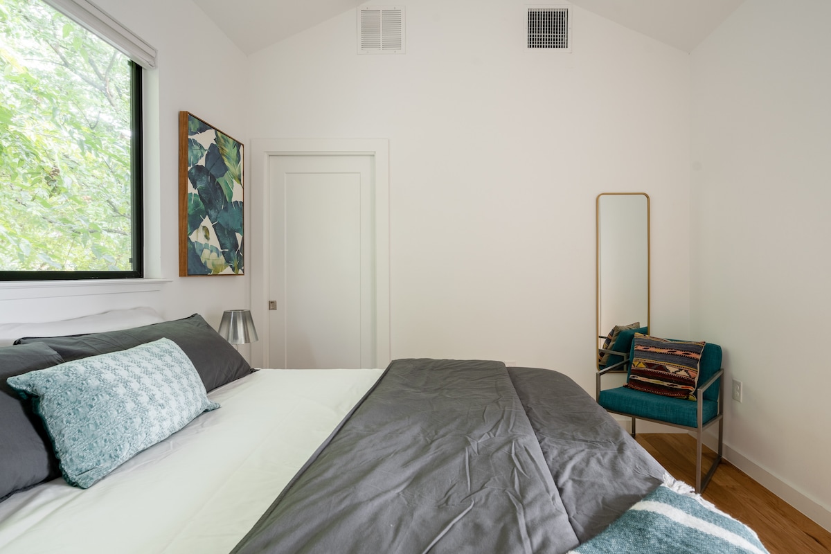 Modern East ATX Gem | Workspace + Walk everywhere