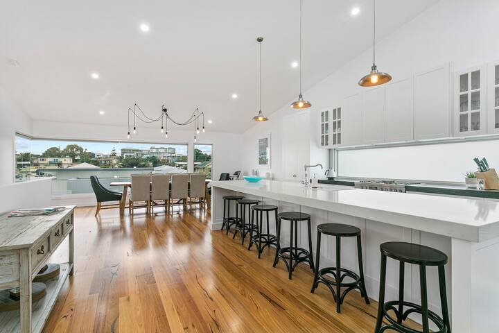 LUXURY LIVING ONLY 200M FROM BEACH & TOWN CENTRE!! gallery image 2