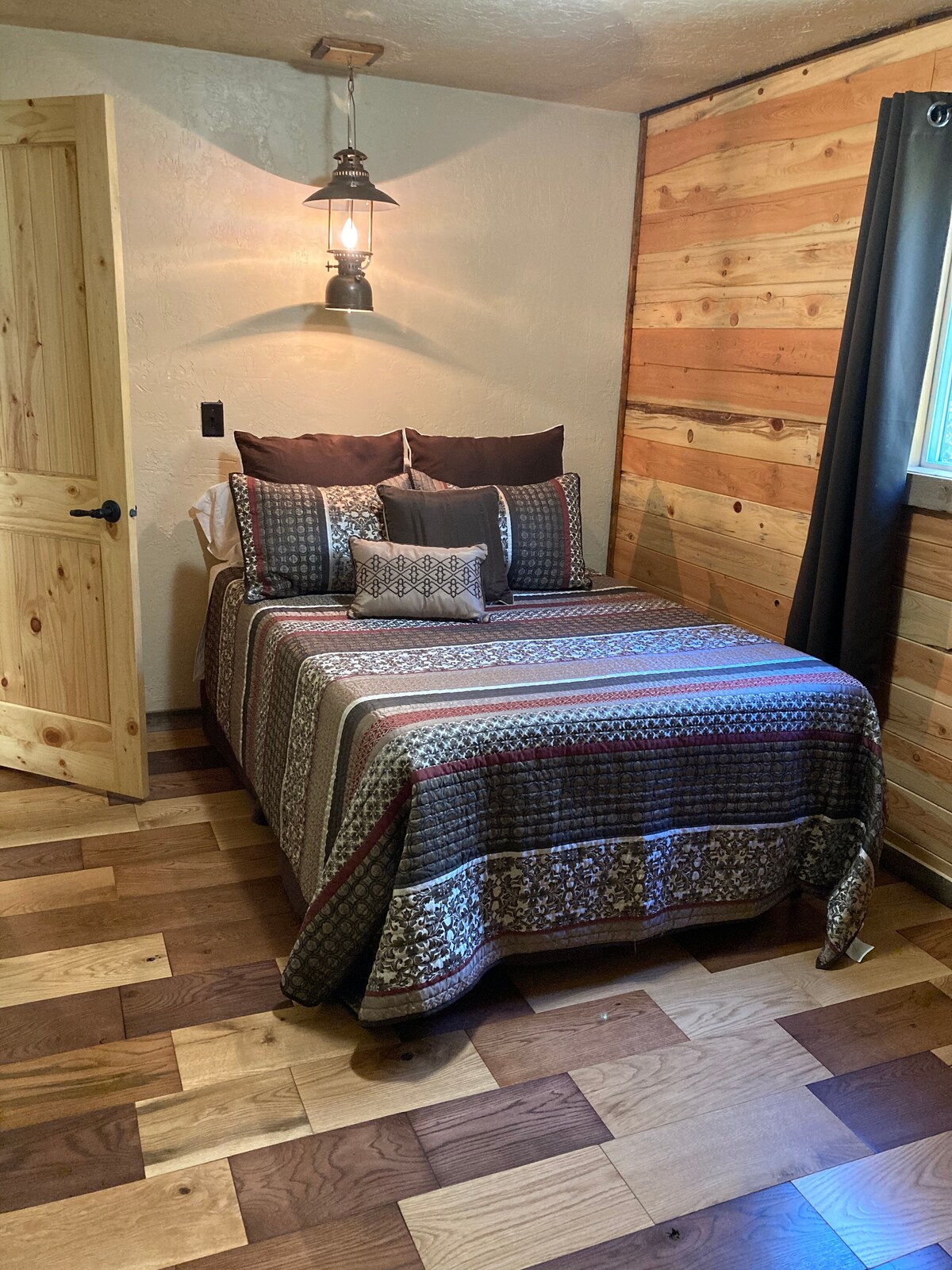 Dormitorio 3: cama de tronco de tamaño completo y farolillo colgante en el techo.  