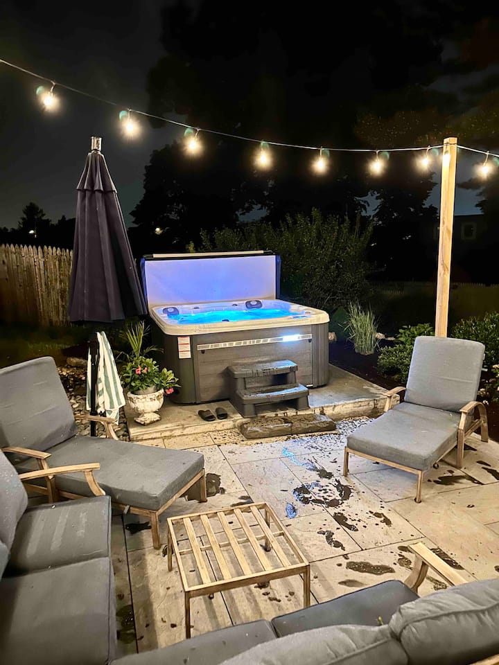 Comfy Cottage Near Newport with Hot Tub