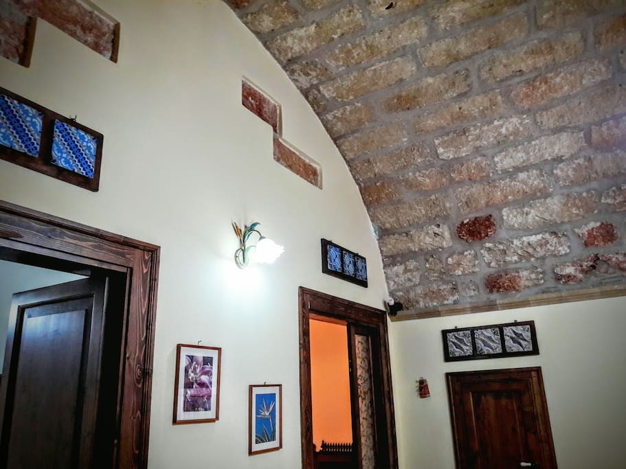 tetto fantastico in tufo ; fantastic roof made of Tuff