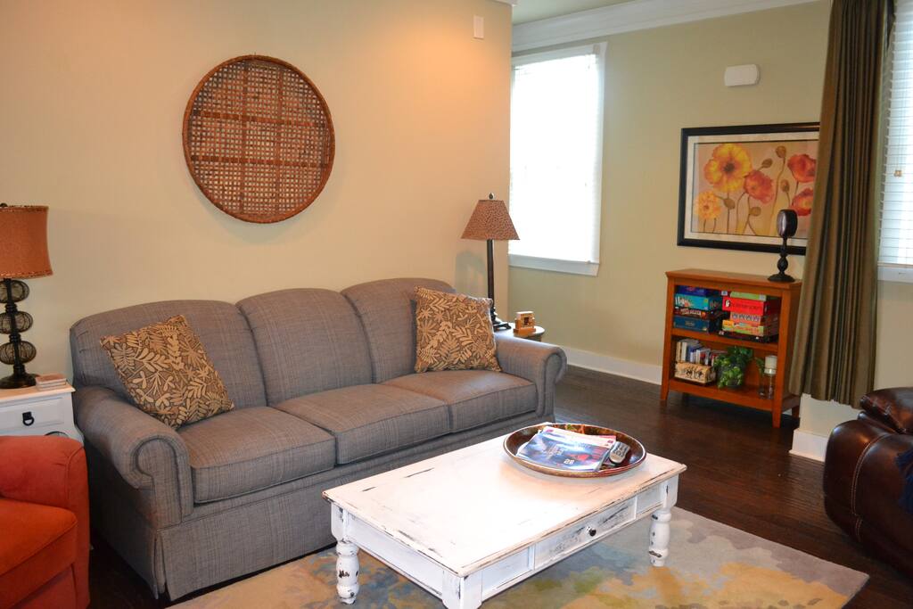 Spacious family room with quality furniture, hard woods, new carpet