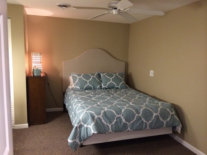 LL спална соба, брачен кревет, бања преку ходникот