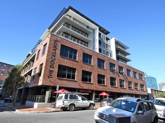 Family Apartment In Docklands with Mountain views gallery image 3