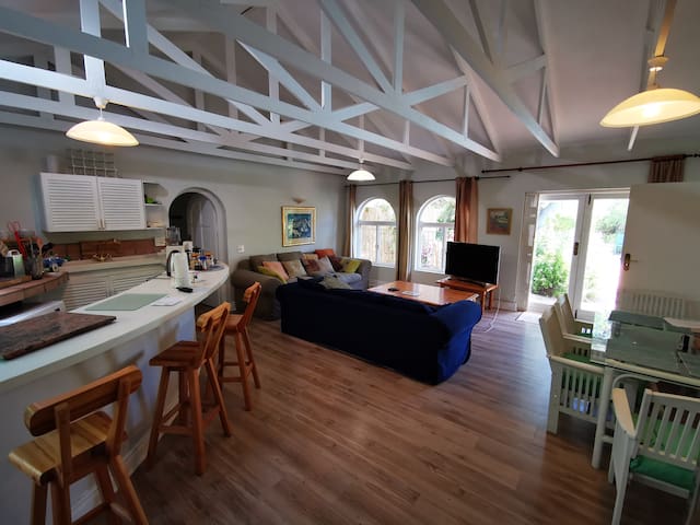 Poolside Garden Cottage with adjacent bachelor apt gallery image 4