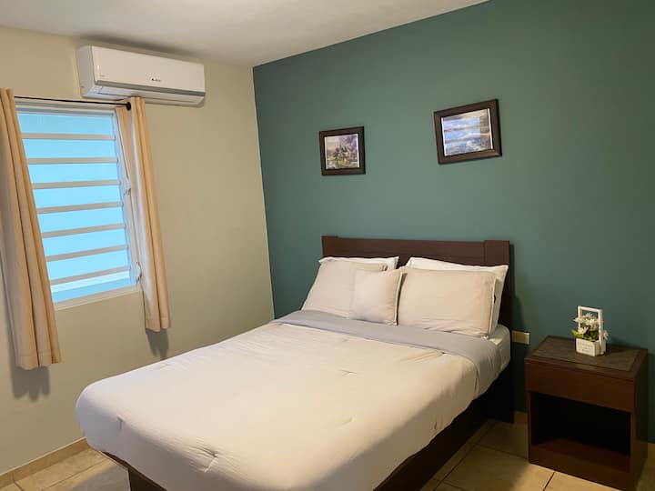 这是第二间客房，配备一张1.8米宽双人床、电视、无线网络和直播海景电视。