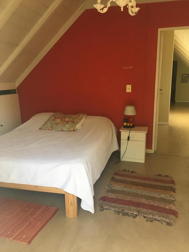 غرفة نوم مع مكيف هواء