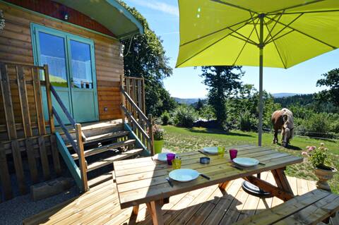 Comfortable caravan at the farm overlooking the Aulne