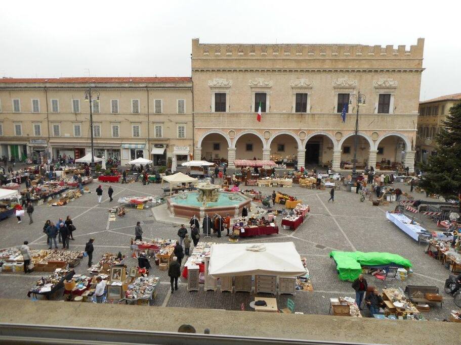 Piazza in giorno di mercatino