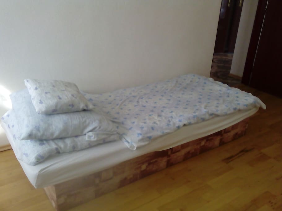 Nagy szoba külön ágy