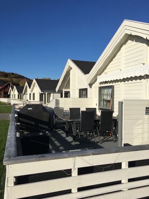 Fin og solfylt veranda med spiseplass og grill