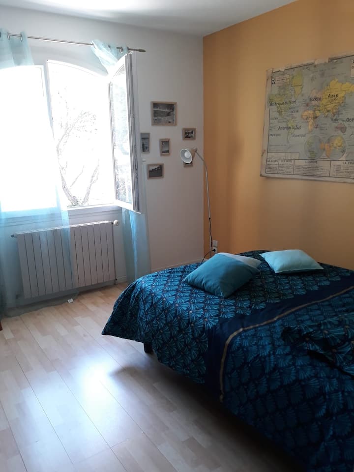 habitación  con baño cerca