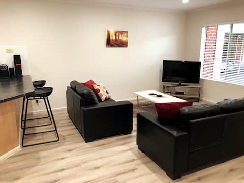 Popular Airbnb listing: 2 BR Ground floor apartment- perfect location in North Adelaide
