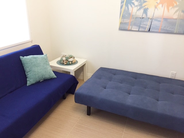 客厅2张沙发可转换为日式床垫，适合幼儿