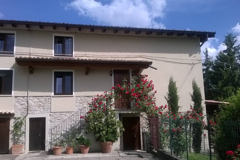 Ingresso da cortile con possibilita' di parcheggio