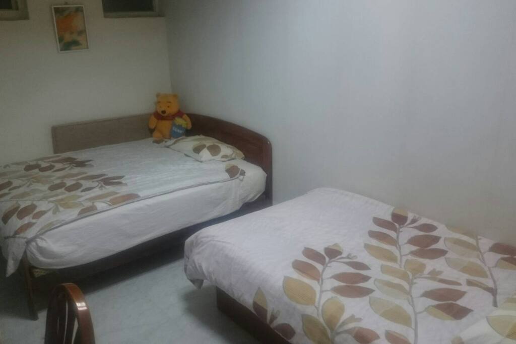 可住1~3人/ Room for 1-3 residents: one double-bed and one single-bed
溫馨小提醒: 我們會依住房的人數安排房型,2人入住安排一雙人床(若需多加一床或一被酌收一次性200清潔費)
