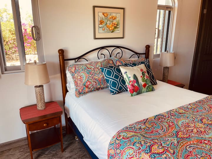 Საძინებელში ასევე არის დიდი კარადა უჯრებით.