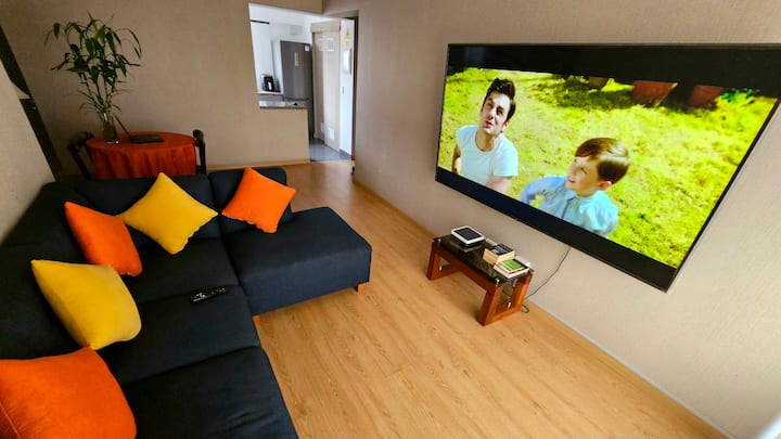 Soggiorno con TV da 96 pollici