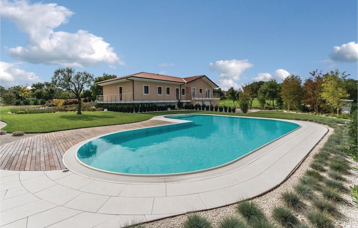 Apartment With Big Pool - Krnica