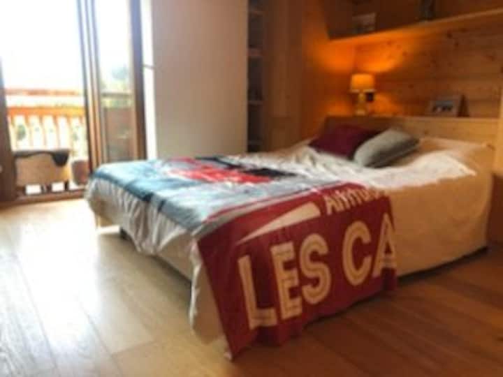 Spavaća soba 2 , kat s balkonom opremljen električnim sjenilom + televizorom.