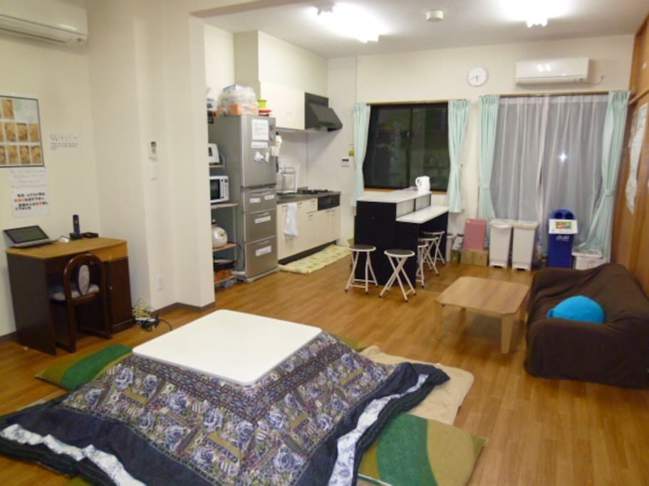 リビングルーム
冬はこたつで温まって下さい
This is the common room / living room that can be shared by everyone. A spacious place to eat together.