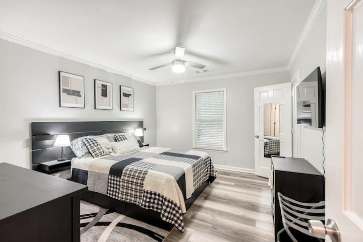 Bedroon tamaño queen con baño privado.