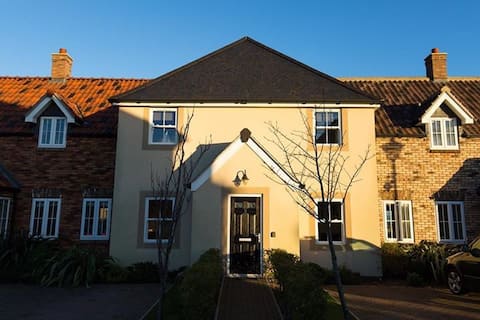 Meadowside House, The Bay Filey (Sleeps up to 9)