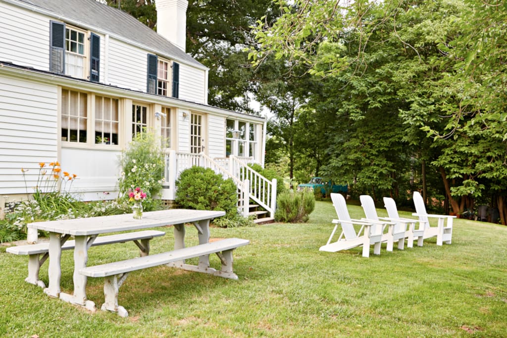 A beautiful old-fashion back yard.