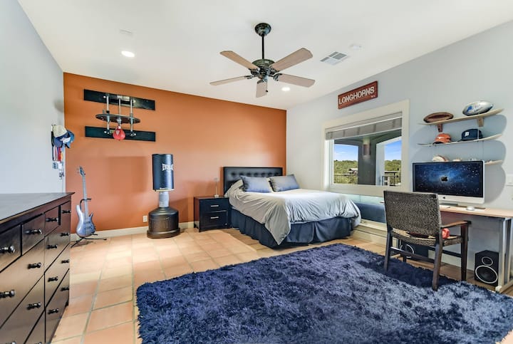 Dormitorio tamaño queen con baño compartido.  