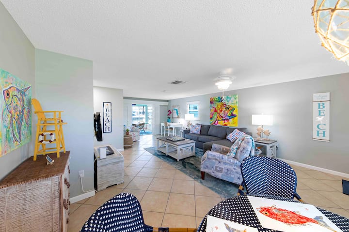 宽敞的客厅配有拉出式沙发、大屏幕智能电视、书桌/工作空间、餐桌、海滨躺椅和装饰。 美丽明亮，为您带来温馨体验！ 