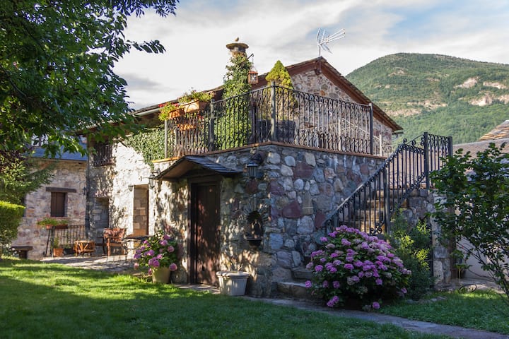 Apartment Aneto with garden ( CASA TORRES)