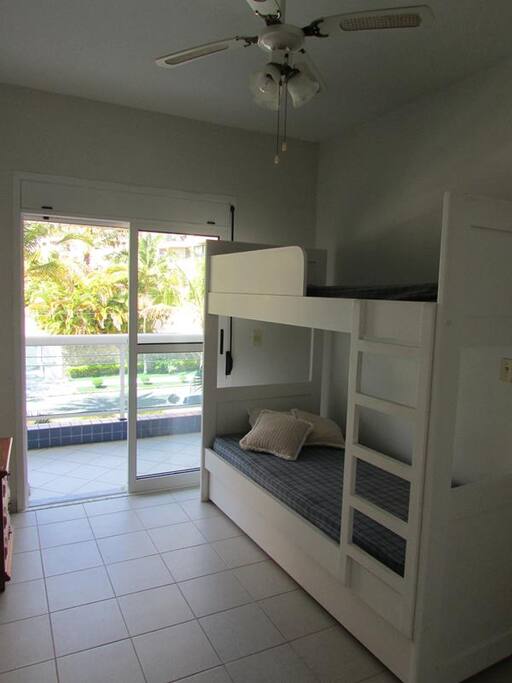 Quarto 1 com 3 camas