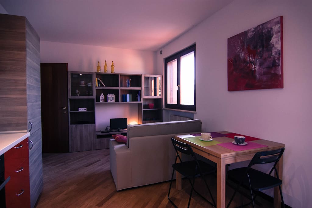 Vista grandangolare della sala da pranzo e del soggiorno / Panoramic view of living room and dining area