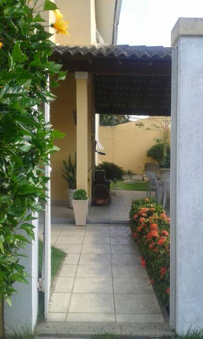 Olhando pelo portão temos essa bela vista.