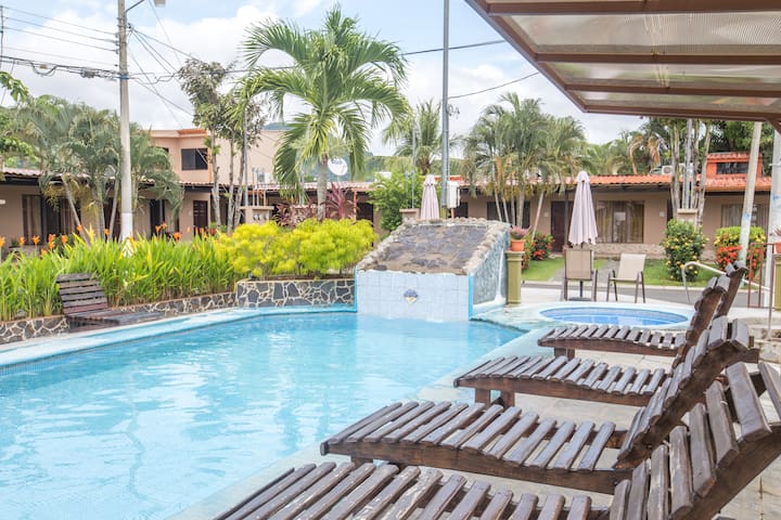 Modern Condo 2 blocks to Beach, Center of Jaco