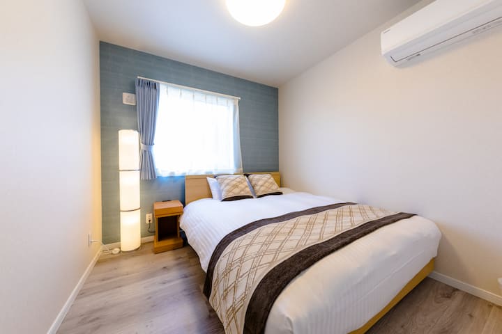 Bedroom 3: We use a queen-size bed and a 3-bed mattress from Serta.