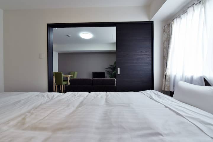 Dormitorio de la puerta compartida