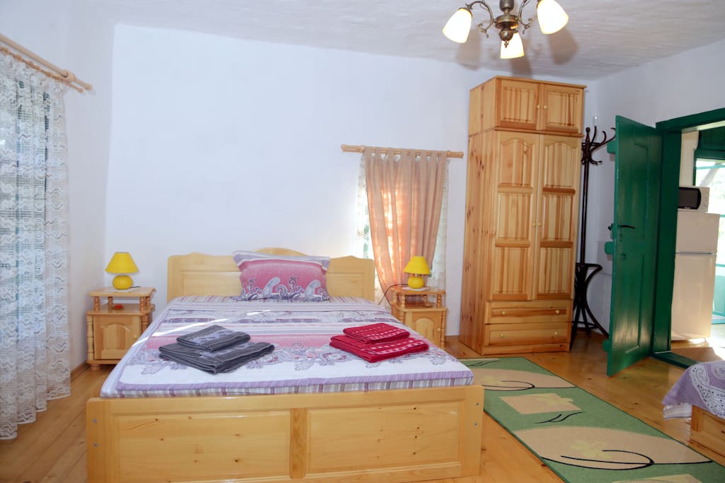 Walnut House-Double bed+2 single beds