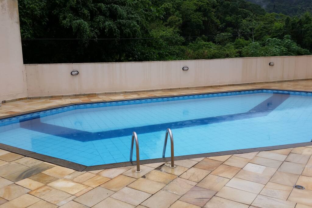 Piscina ao lado da churrasqueira (2)