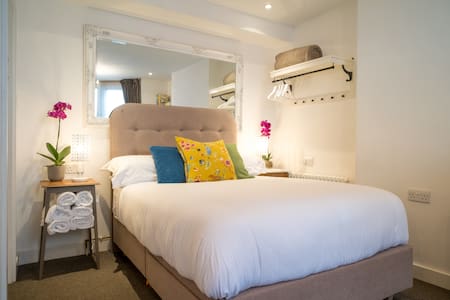 Cosy courtyard studio near Bristol Harbourside