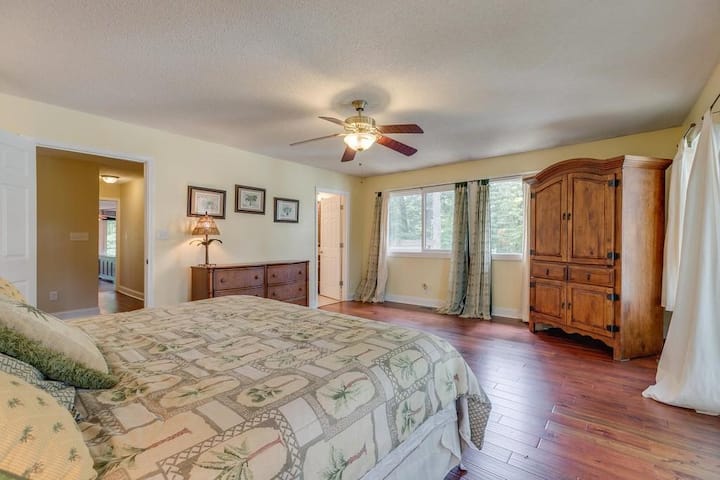 Upstairs master 2 (lake side) This room will also have all new linens and curtains prior to renting. 