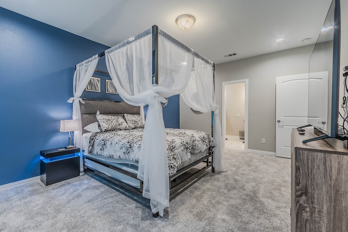 主卧：标准双人床