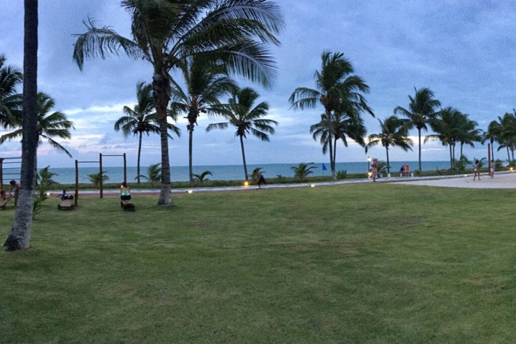Vista de quem vem da casa chegando na praia.