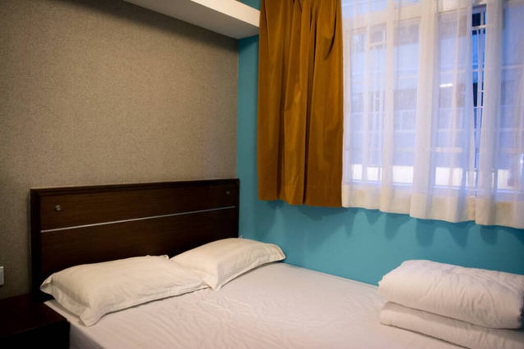 Blue Raindrops - Double bed with clean linen, pillow and blanket, by windows