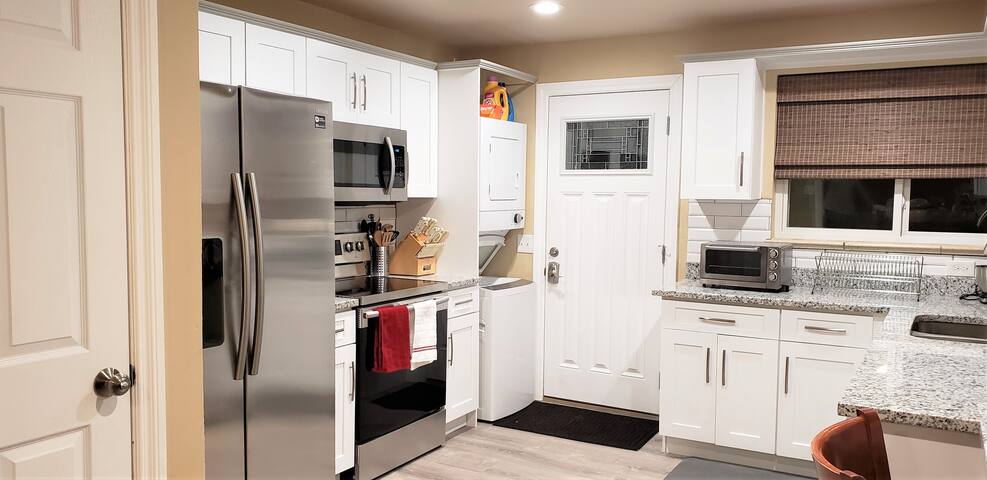 Sleeps 18 Beautiful 5 Bdrm Cozy Peaceful City Home gallery image 3