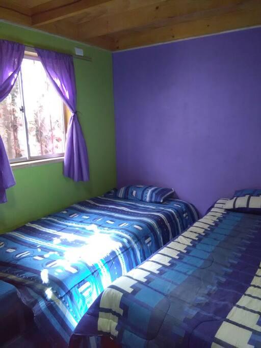 En cada cama podemos ofrecer: Sabanas, Frazada, Cubrecama y Almohadas.