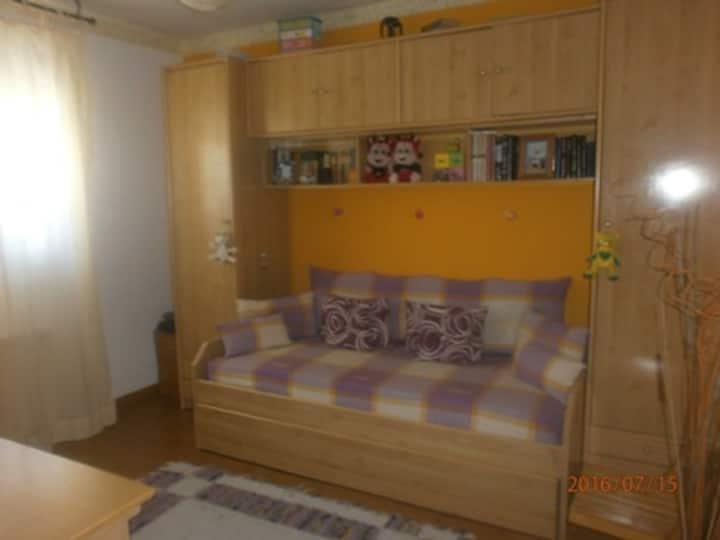 这是一间客厅，两张90张床或一张180张床可以根据房客的喜好安装客厅。
